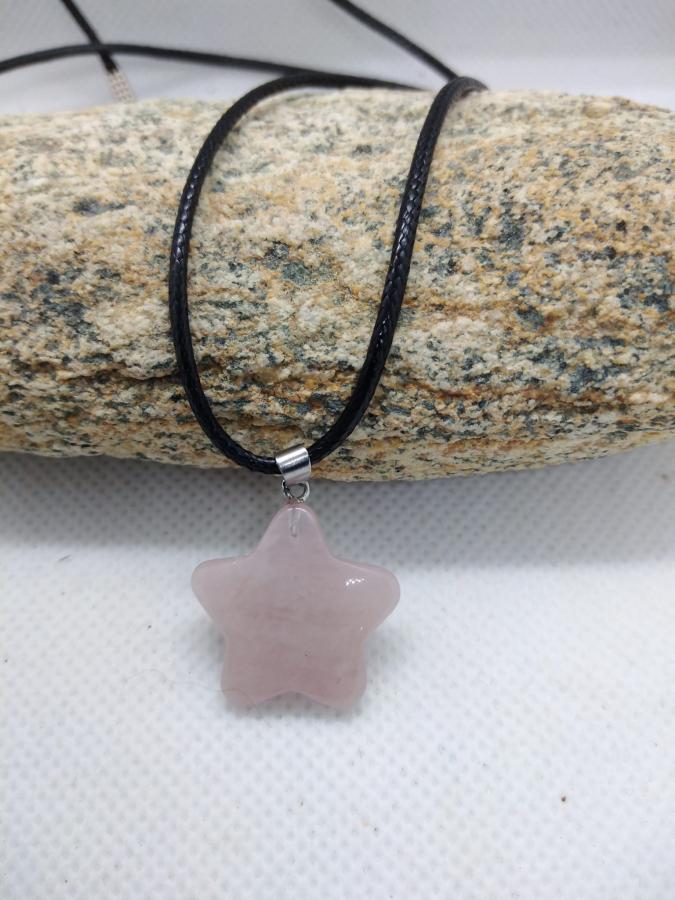 Dije Estrella Cuarzo Rosa con Cordón Negro