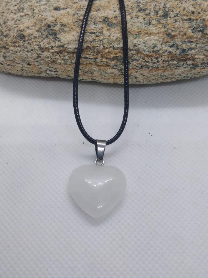 Dije Corazón Cuarzo Blanco con Cordón Negro