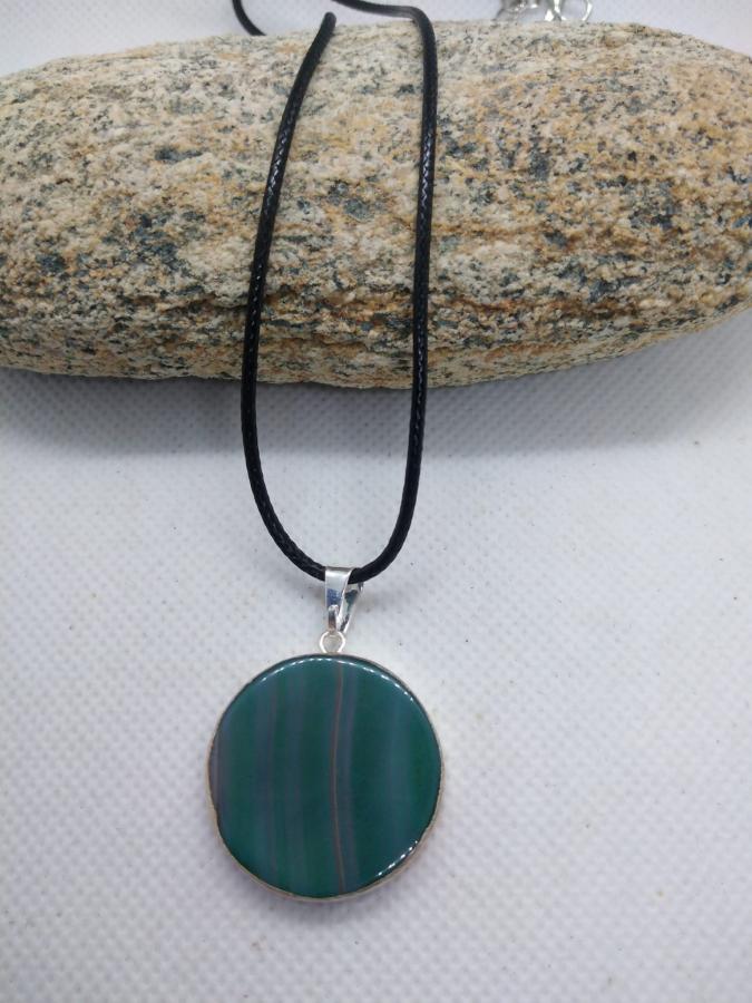 Dije Medalla Chica Ágata Verde con Cordón Negro