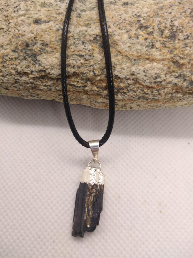 Dije con Electro Turmalina Negra con Cordón Negro