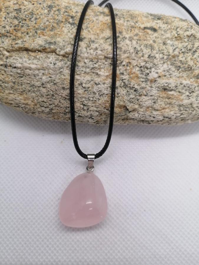 Dije Cuarzo Rosa con Cordón Negro