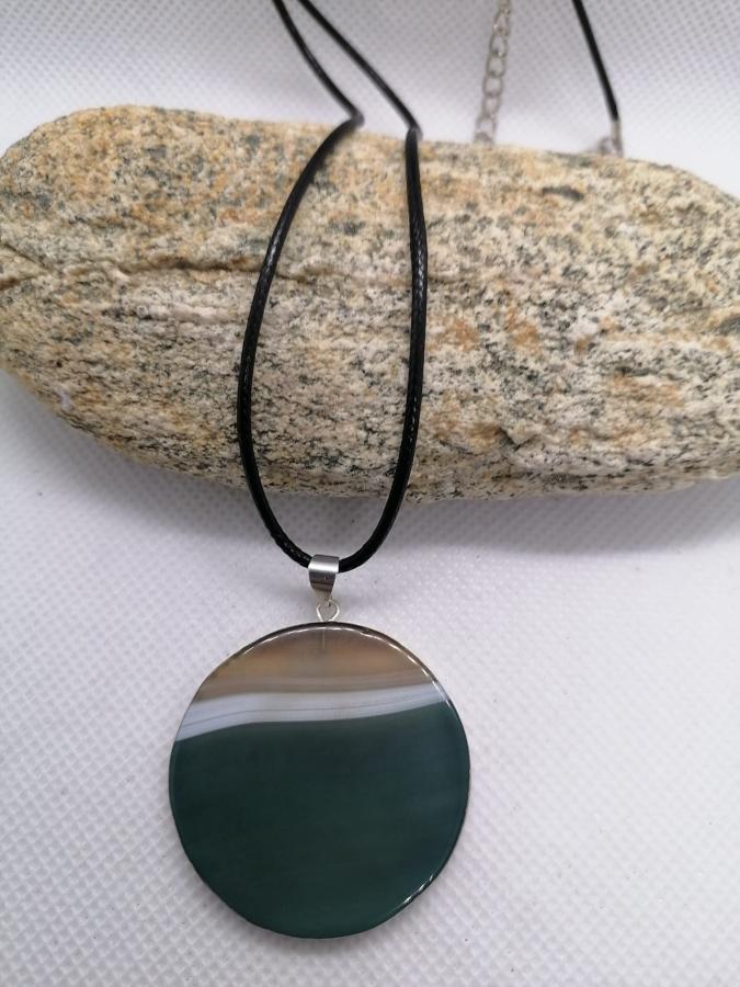 Dije Medalla Grande Ágata Verde con Cordón Negro