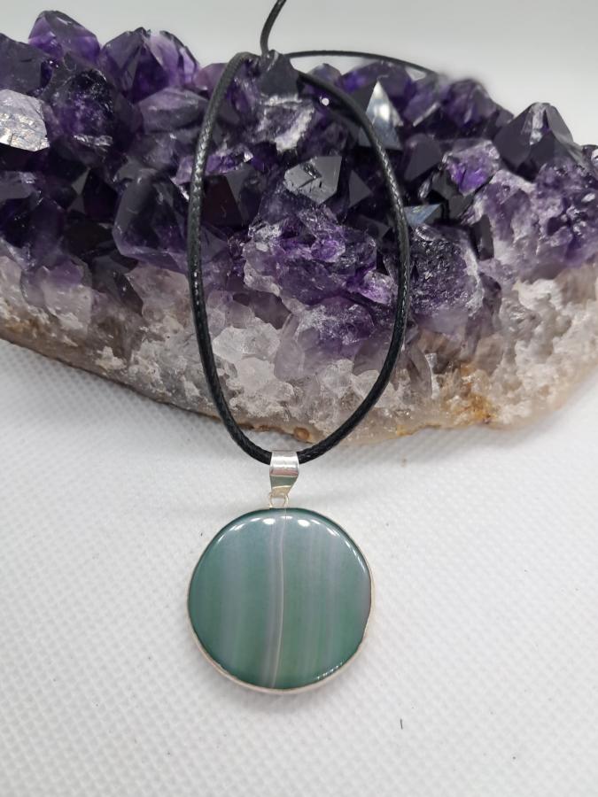 Dije Medalla Chica Ágata Verde con Cordón Negro