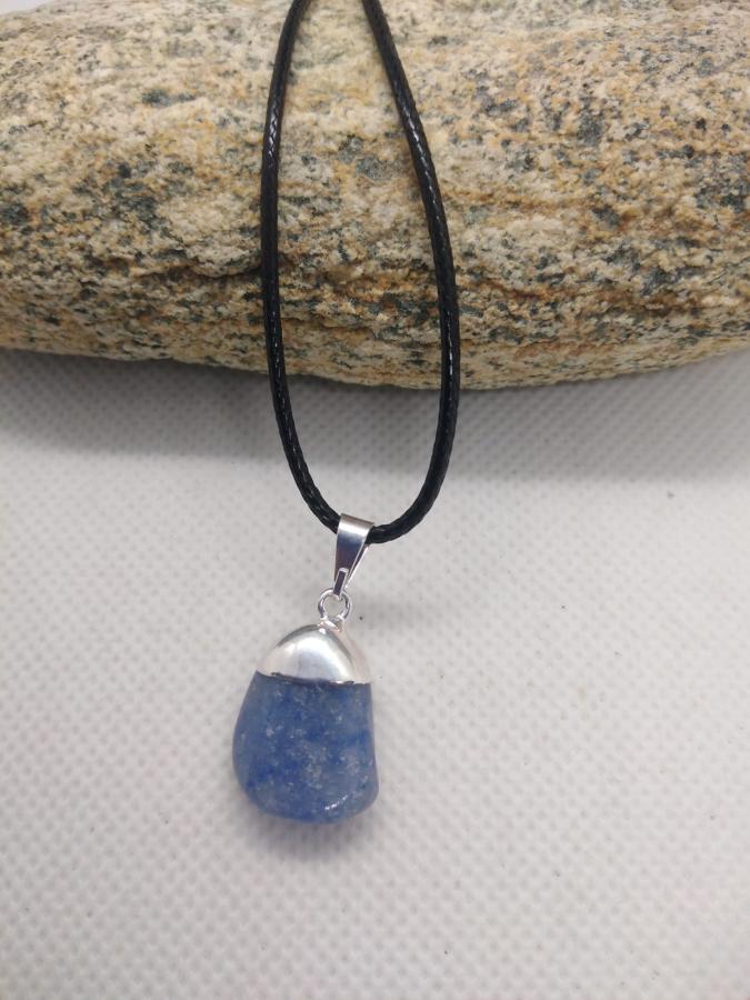 Dije con Electro Cuarzo Azul con Cordón Negro