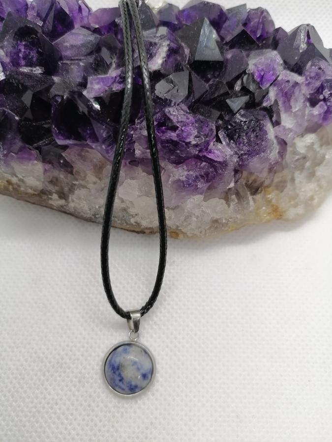 Medallita Cuarzo Azul con Cordón negro