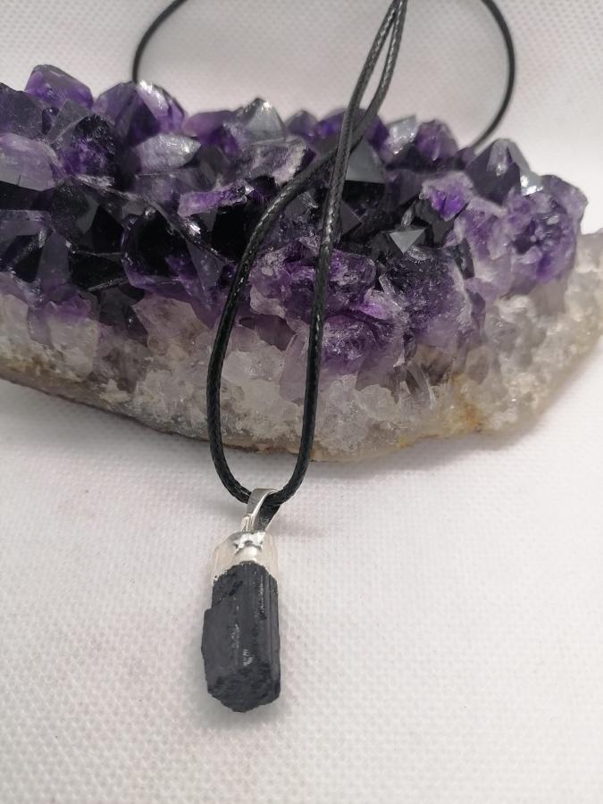 Dije con Electro Turmalina Negra con Cordón Negro