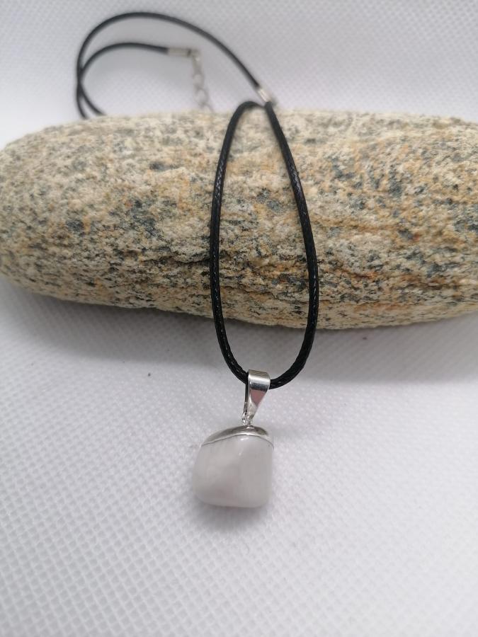 Dije con Electro Howlita con Cordón Negro