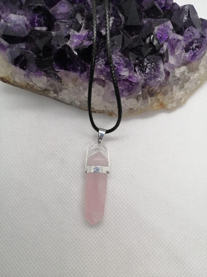 Dije Hexágono Cuarzo Rosa con Cordón Negro