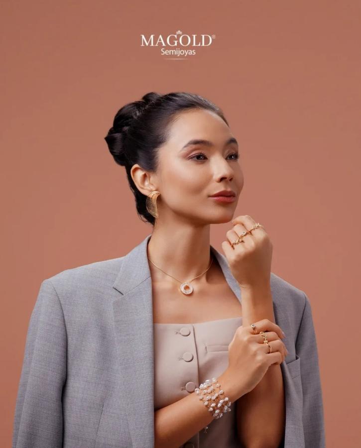 ARETES COLGANTES TRIANGULARES CON DETALLE DE PIEDRA BLANCA